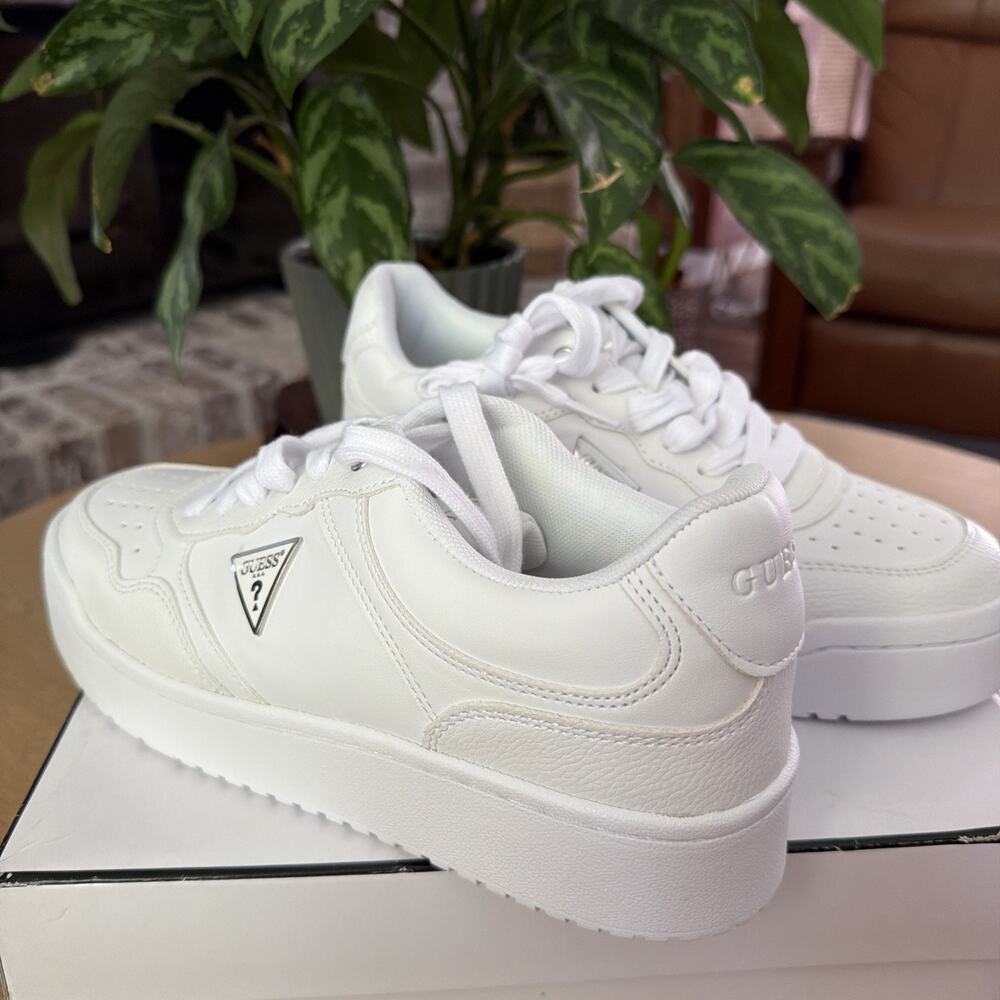 Guess Miriam Womens 9.5 White Triangle Logo Platform Sneaker GWMIRIAM NWT